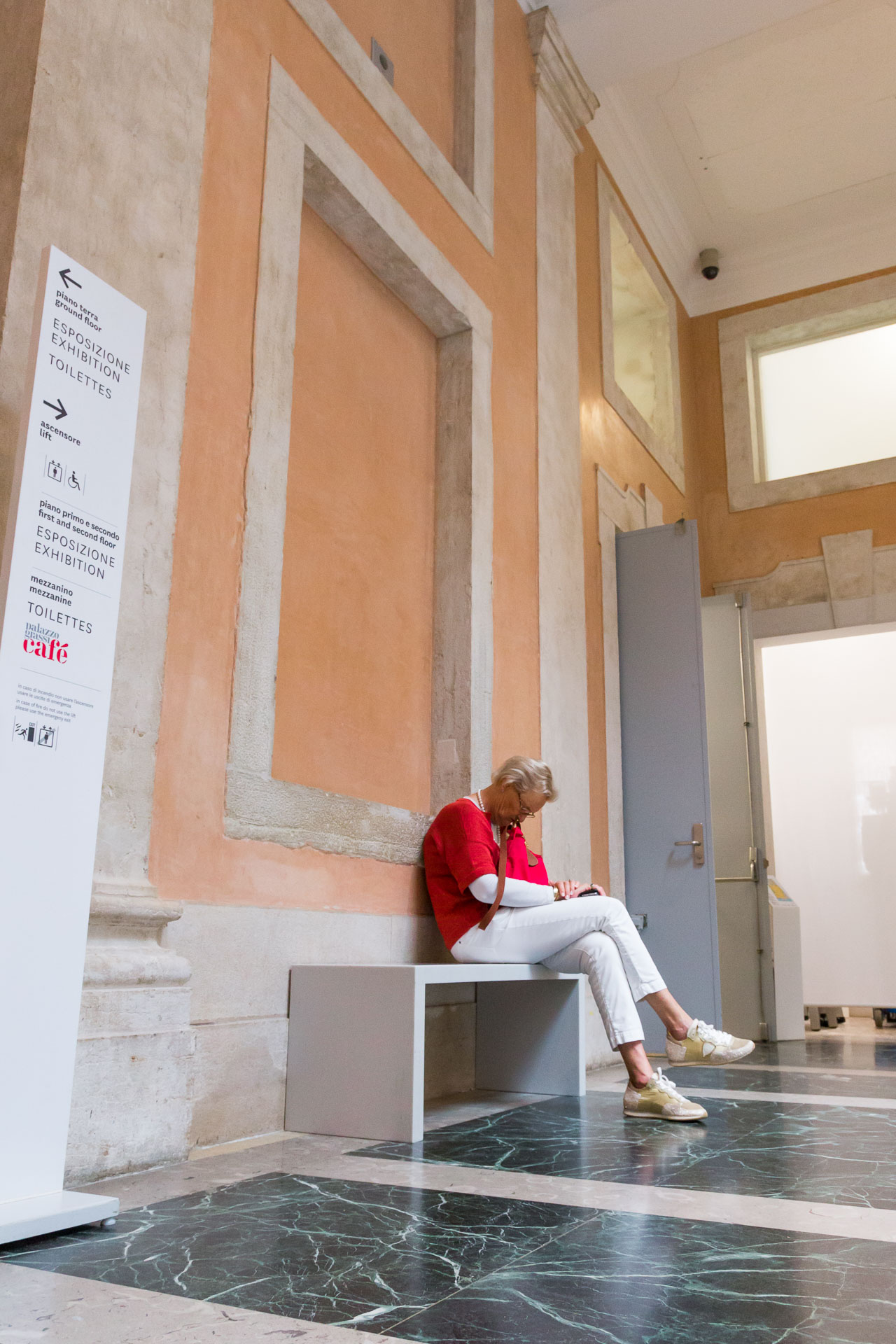 Palazzo Grassi Venezia Damien Hirst addormentarsi