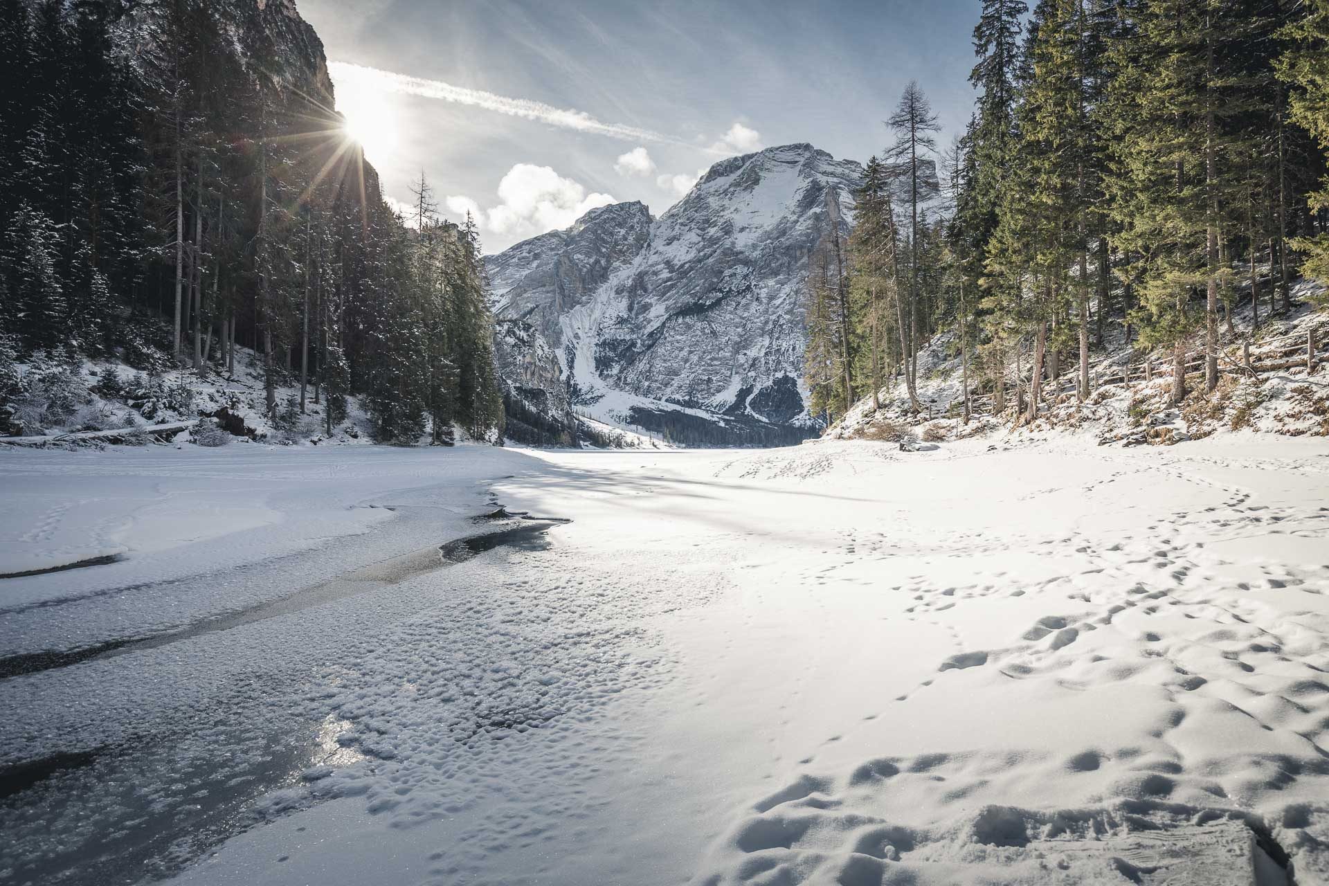 Lago di Braies ghiacciato Dolomiti