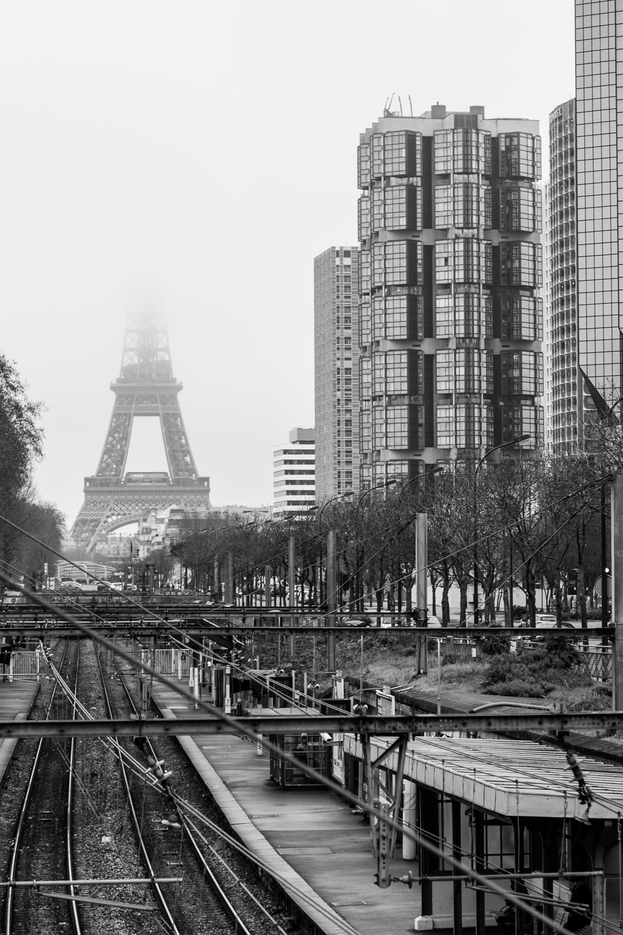 Torre Eiffel coperta dalla nebbia