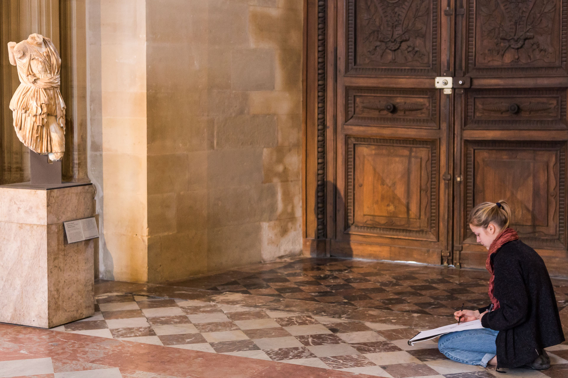 Louvre statues in Paris painted by a girl