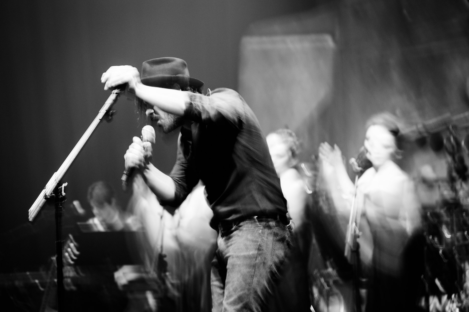 Alessandro Mannarino in concerto al Palameeting di Riva del Garda Apriti Cielo Tour
