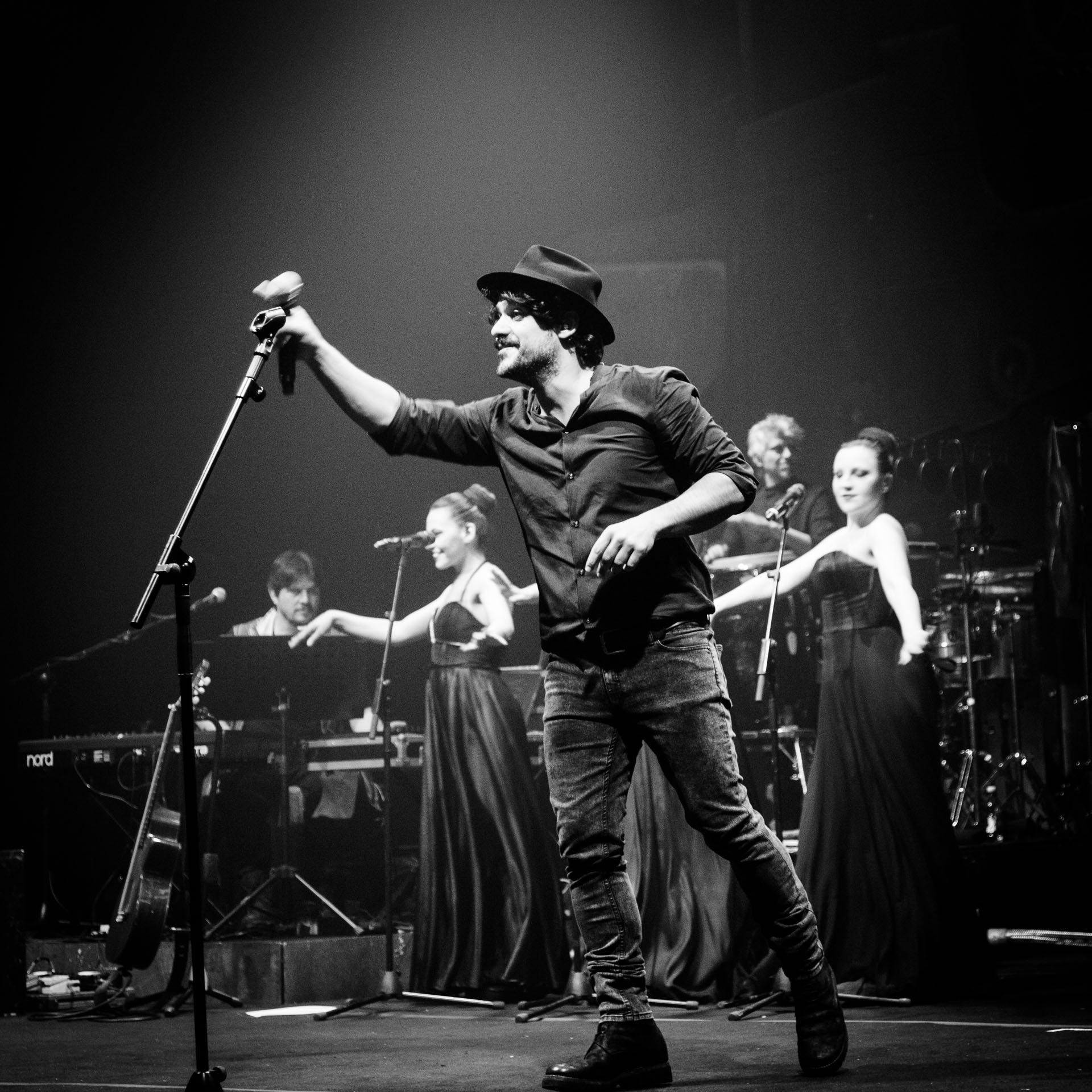 Alessandro Mannarino in concerto al Palameeting di Riva del Garda Apriti Cielo Tour