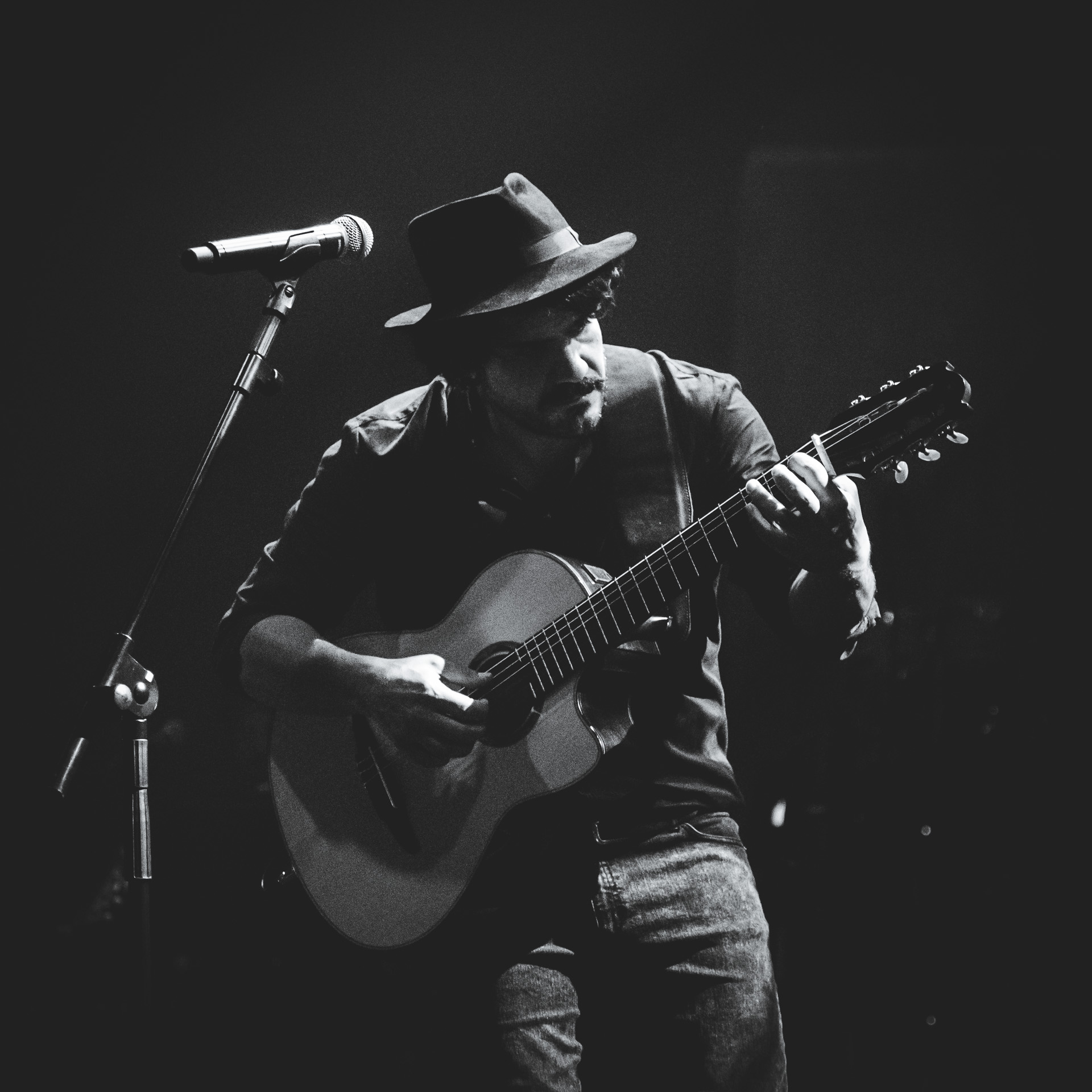 Alessandro Mannarino in concerto al Palameeting di Riva del Garda Apriti Cielo Tour