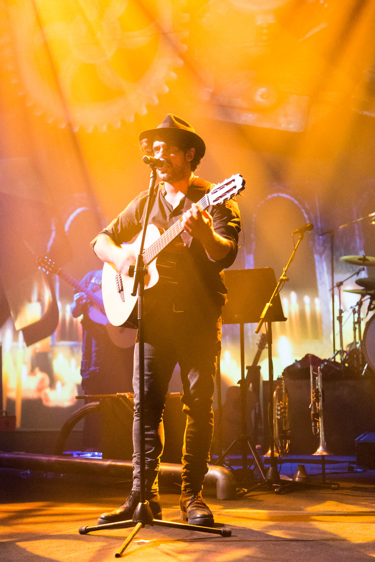 Alessandro Mannarino in concerto al Palameeting di Riva del Garda Apriti Cielo Tour