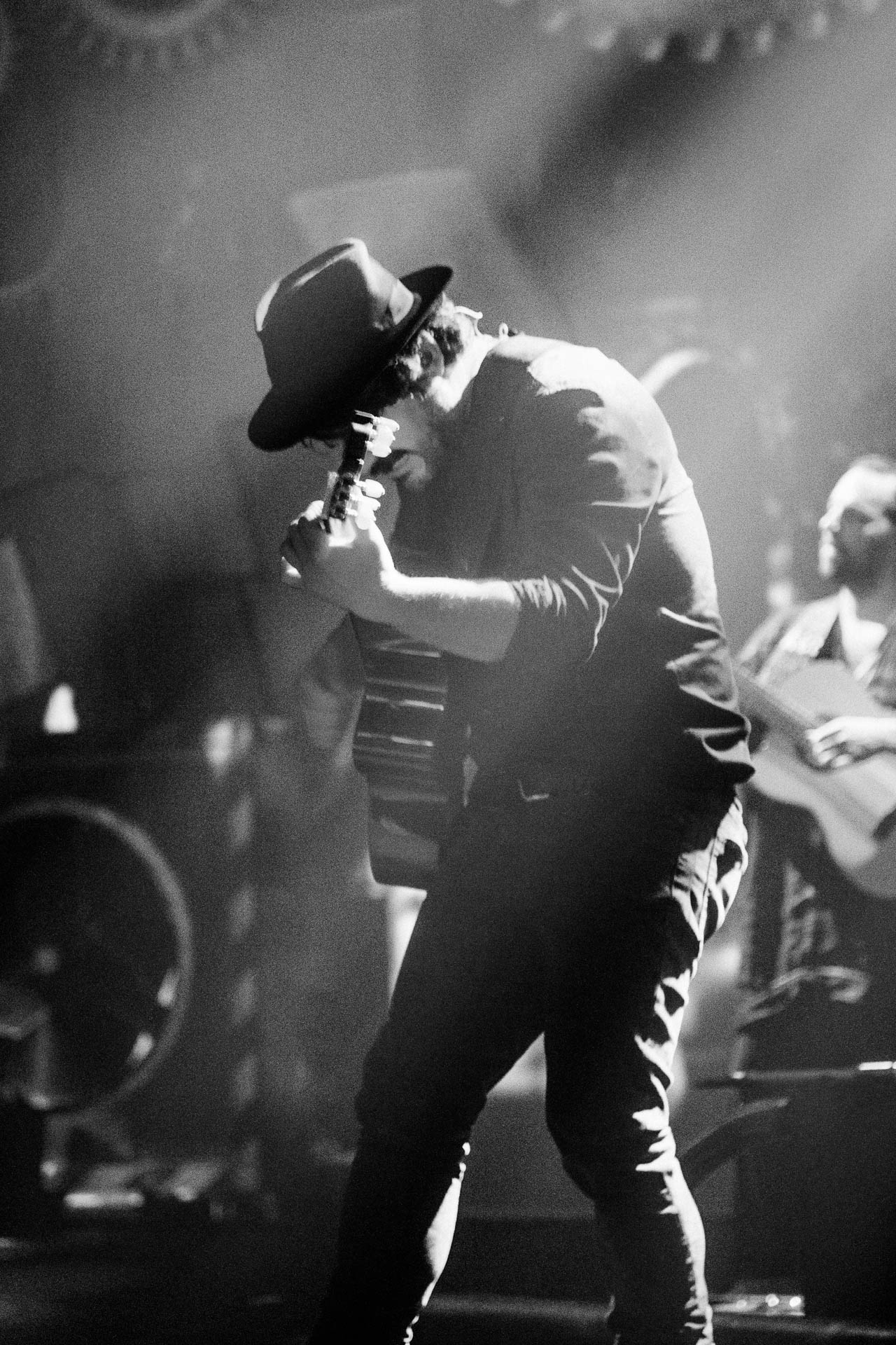 Alessandro Mannarino in concerto al Palameeting di Riva del Garda Apriti Cielo Tour