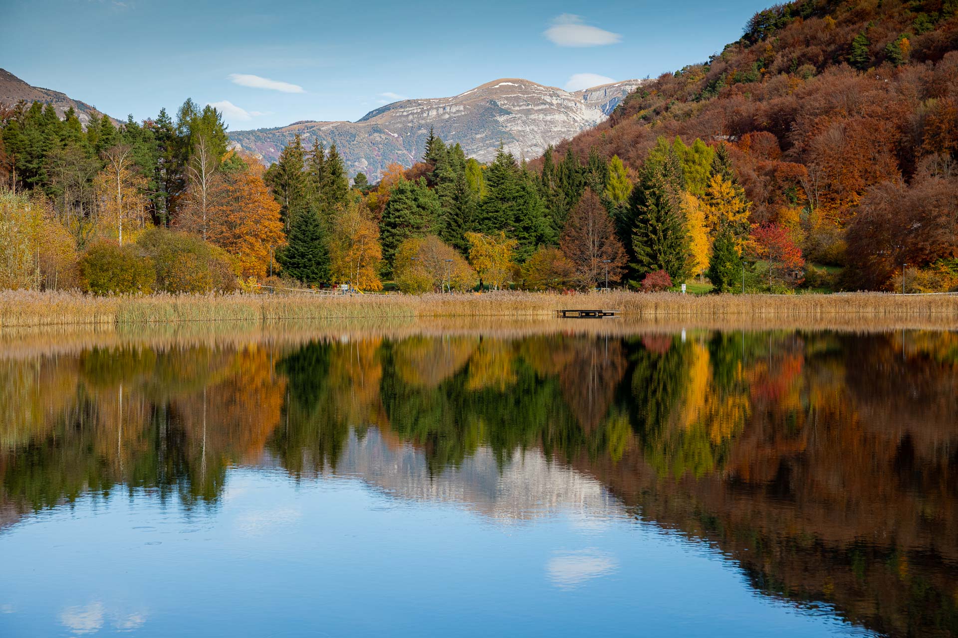 Il lago di Lagolo, riflessi e colori autunnali
