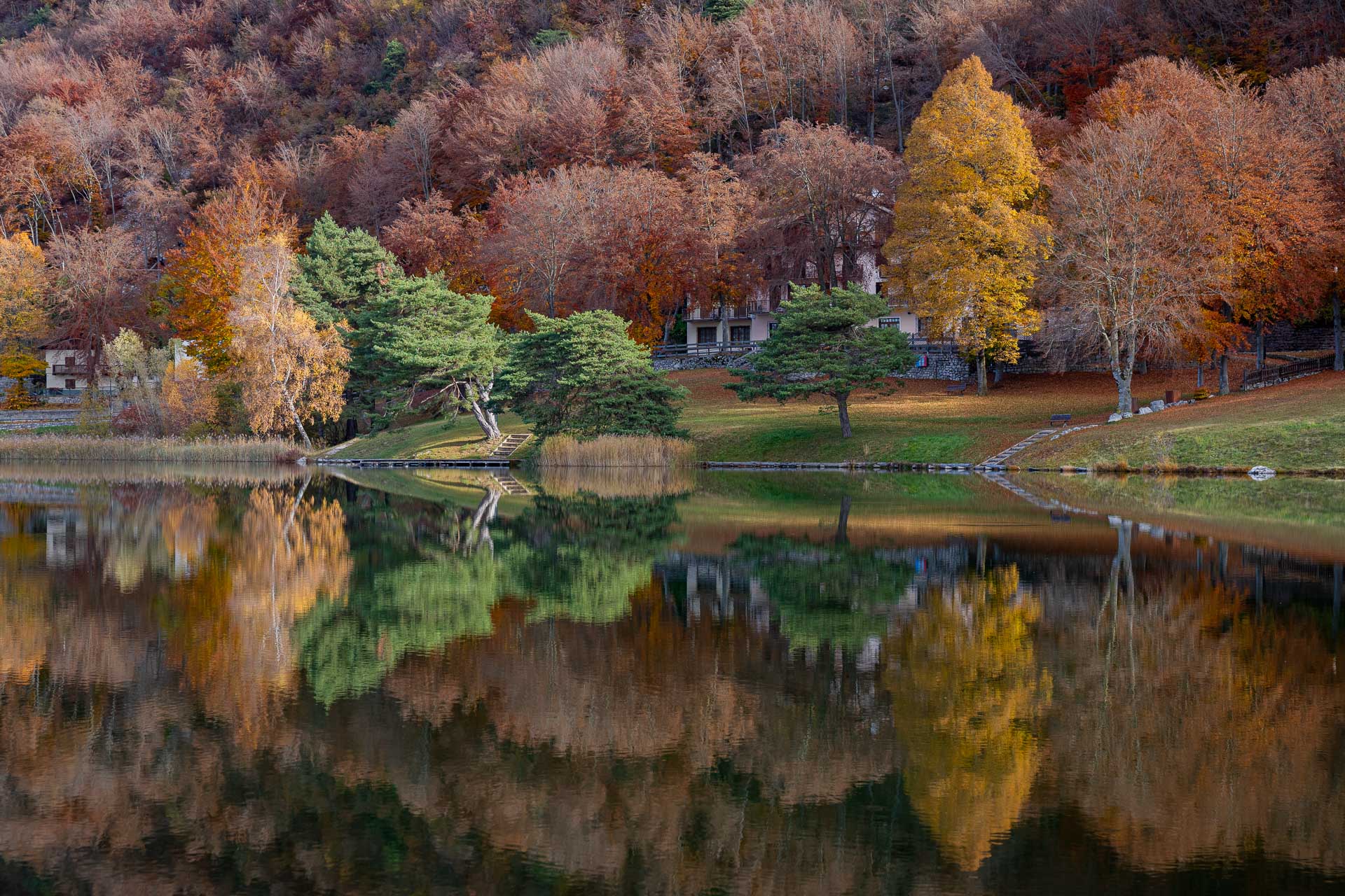 Il lago di Lagolo, riflessi e colori autunnali