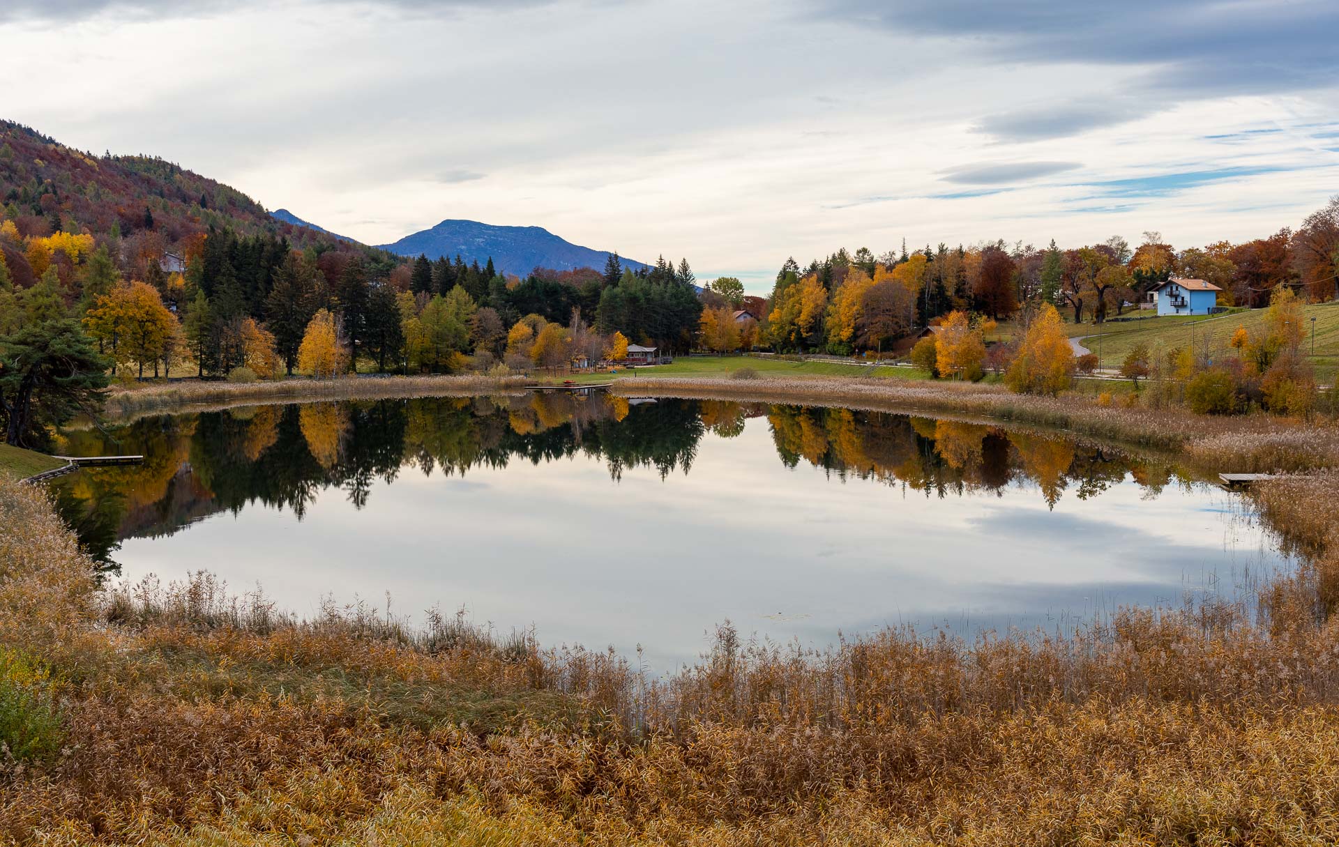 Il lago di Lagolo, riflessi e colori autunnali