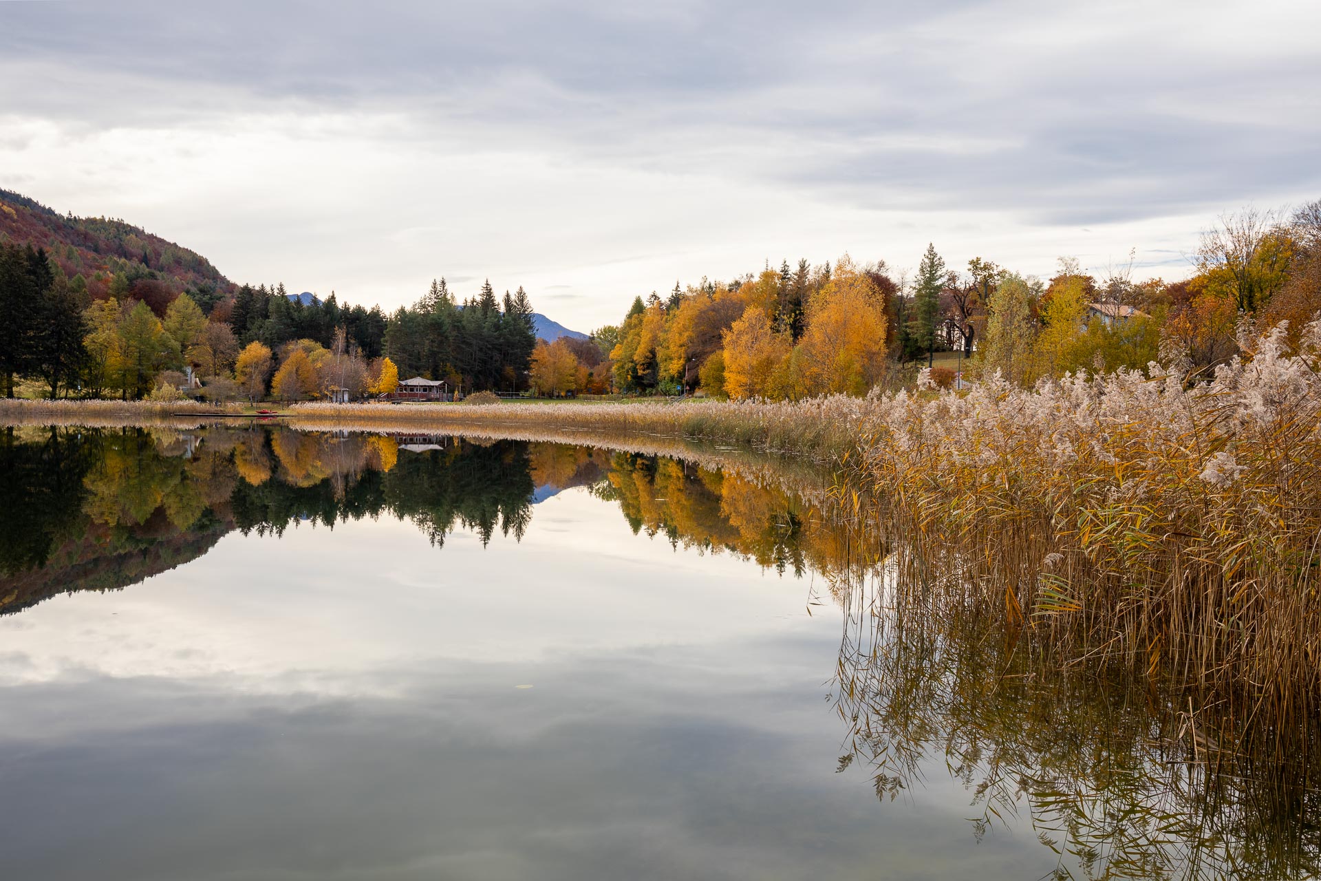 Il lago di Lagolo, riflessi e colori autunnali